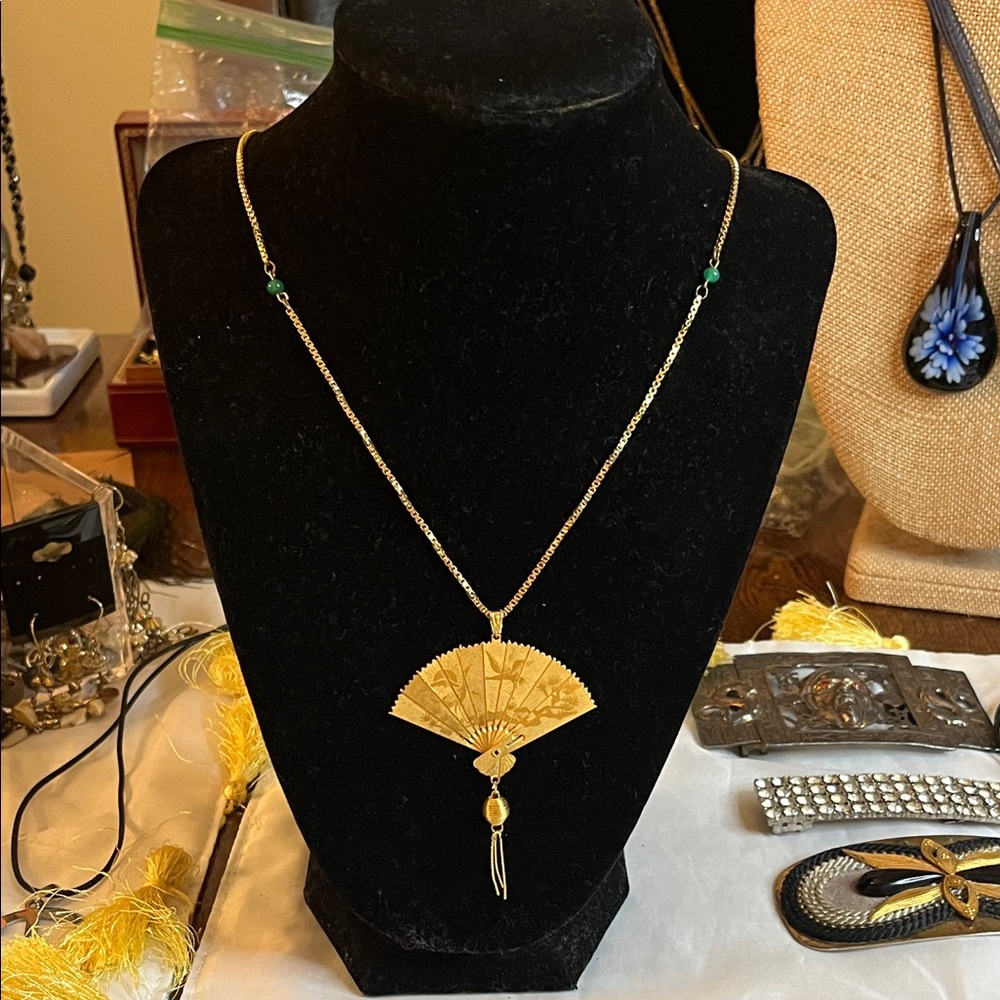 Elegant Gold Fan Pendant Necklace + earrings set - Picture 4 of 11